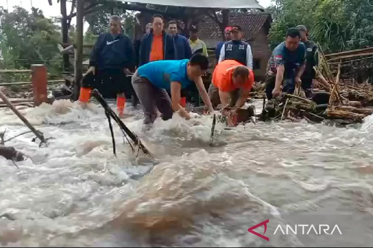 Pj Gubernur Jatim: 10 rumah terdampak banjir Bondowoso segera direhab