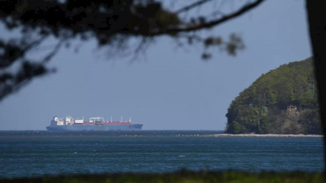 Tanker treibt manövrierunfähig vor Rügen: an Bord sind 99.000 Tonnen Öl