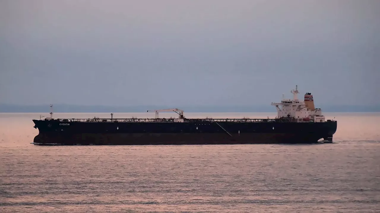 Rügen: Tanker treibt manövrierunfähig in der Ostsee