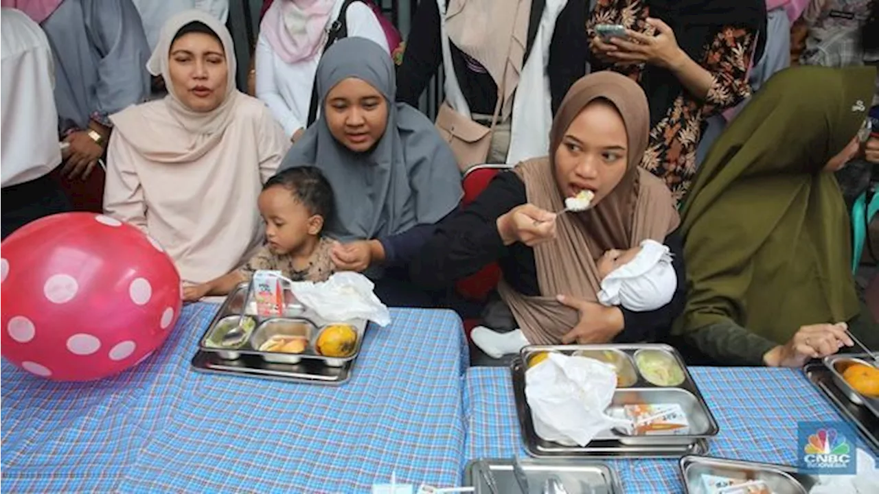 Potret Ibu-Ibu Hamil & Balita Menyantap Hidangan Makan Bergizi Gratis