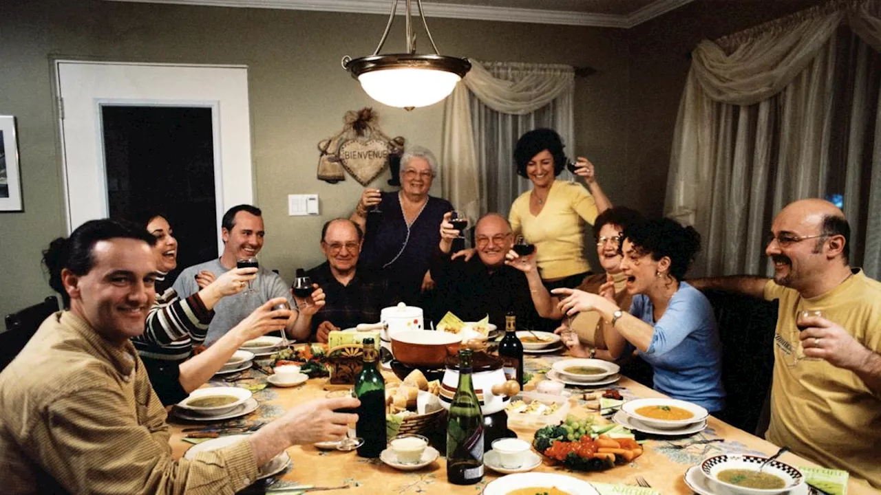 I dialoghi in famiglia durante le feste ci mandano in pezzi, poi ci salveranno