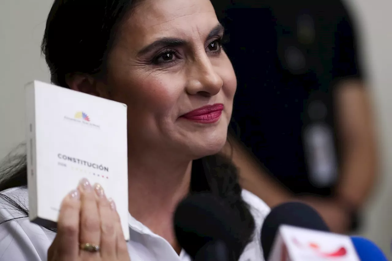 La vicepresidenta de Ecuador alerta de que en “pocas horas se consumará un golpe de Estado”