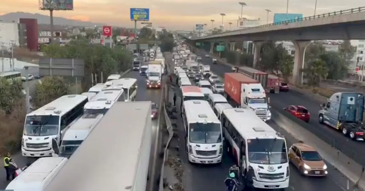 Transportistas provocan caos vial por bloqueo en la México-Querétaro