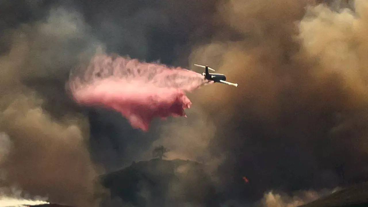 Pesawat Hercules dan Cairan Fuschia untuk Kebakaran Los Angeles