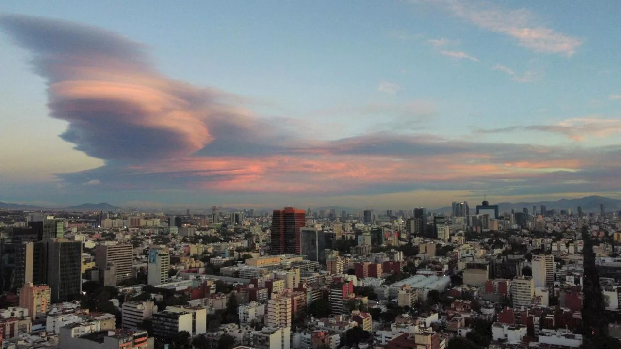 Nubes lenticulares deleitan a capitalinos al amanecer; ¿cómo se forman?