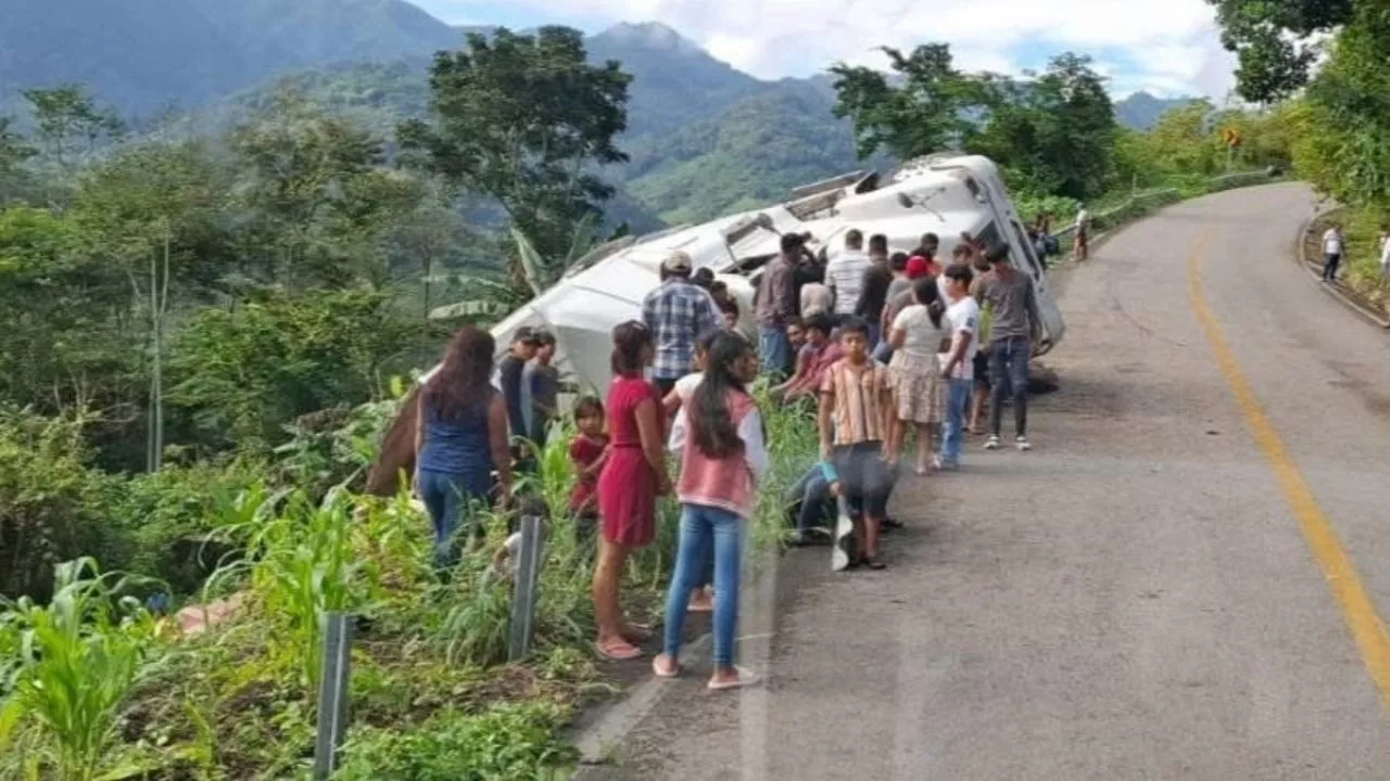 Vuelca tráiler con huevo en Chiapas, pobladores evitan rapiña y ayudan al conductor