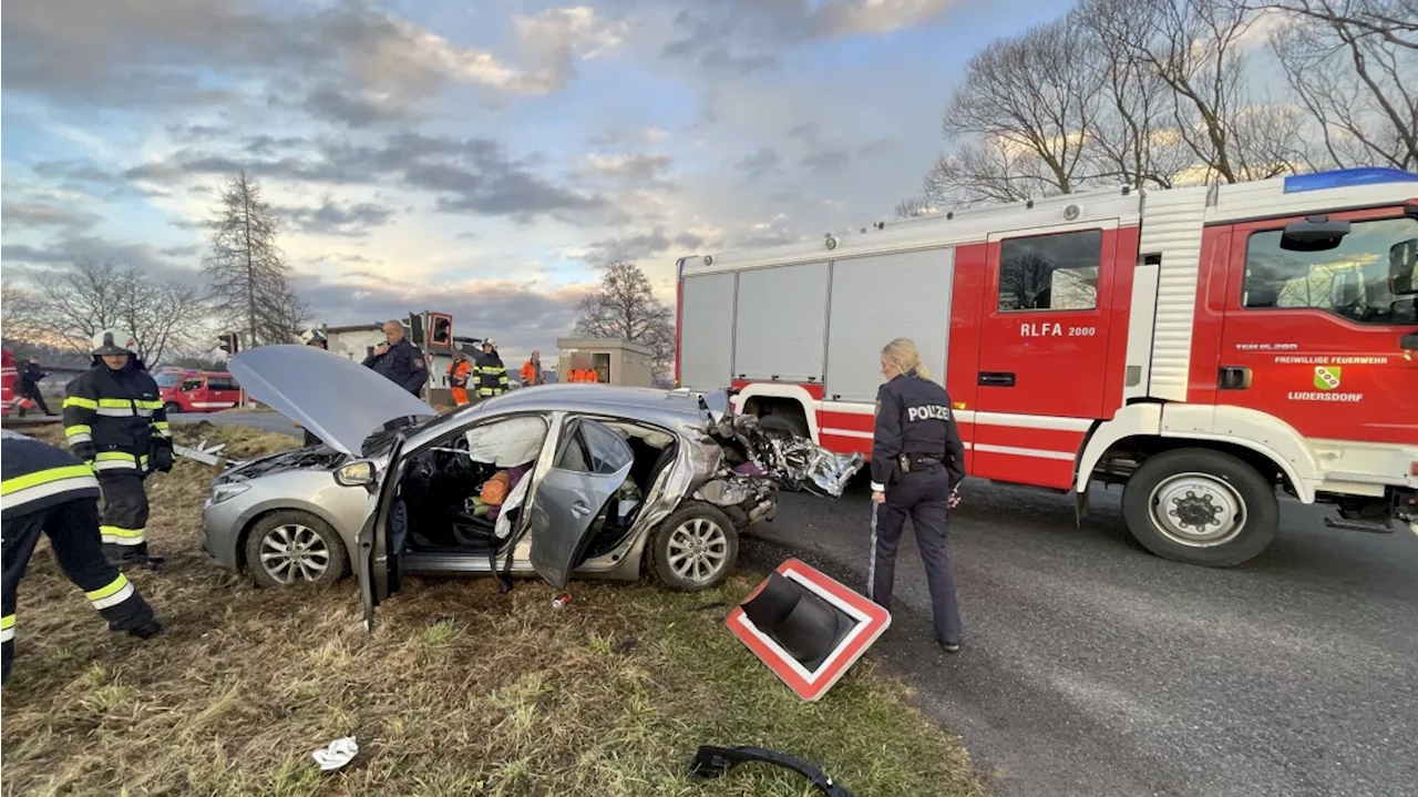  Rotlicht übersehen: Auto von Zug in Wiese geschleudert