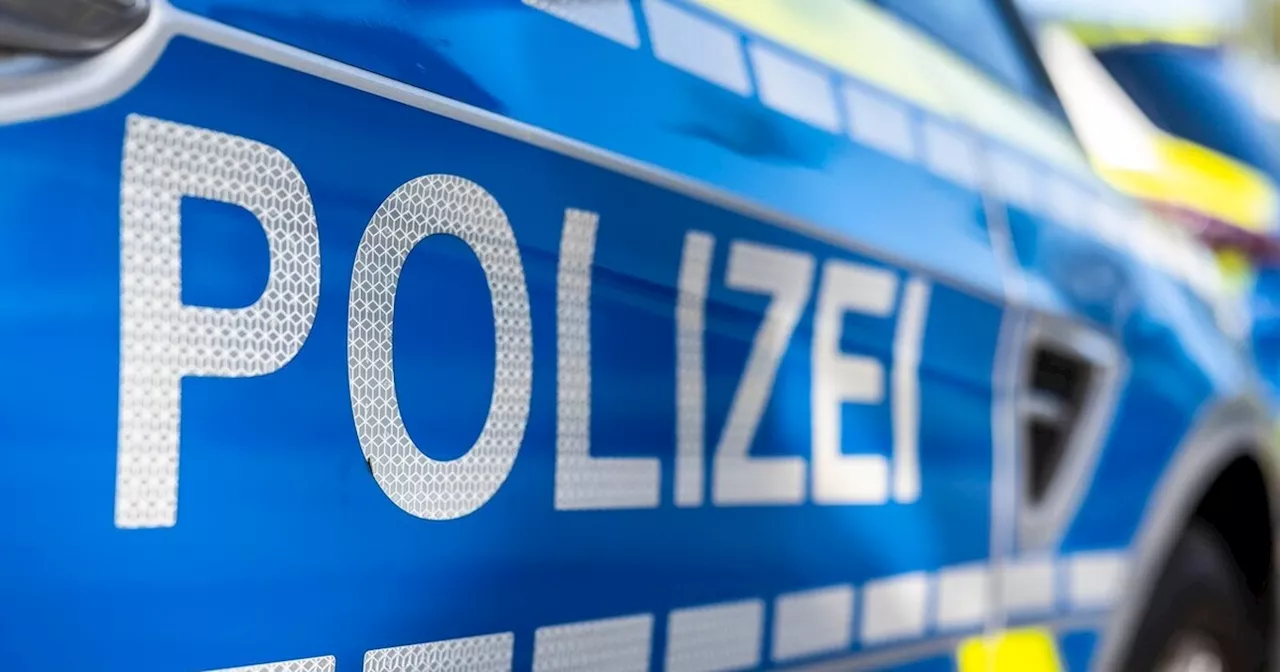 Jugendlicher bedroht Gruppe mit einer Machete