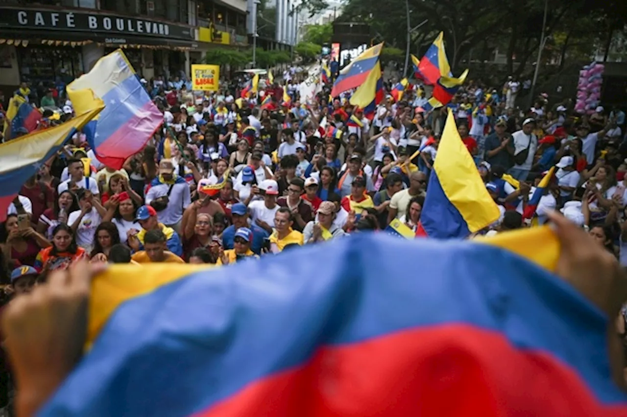 Il presidente venezuelano Nicolás Maduro presta giuramento nonostante le proteste