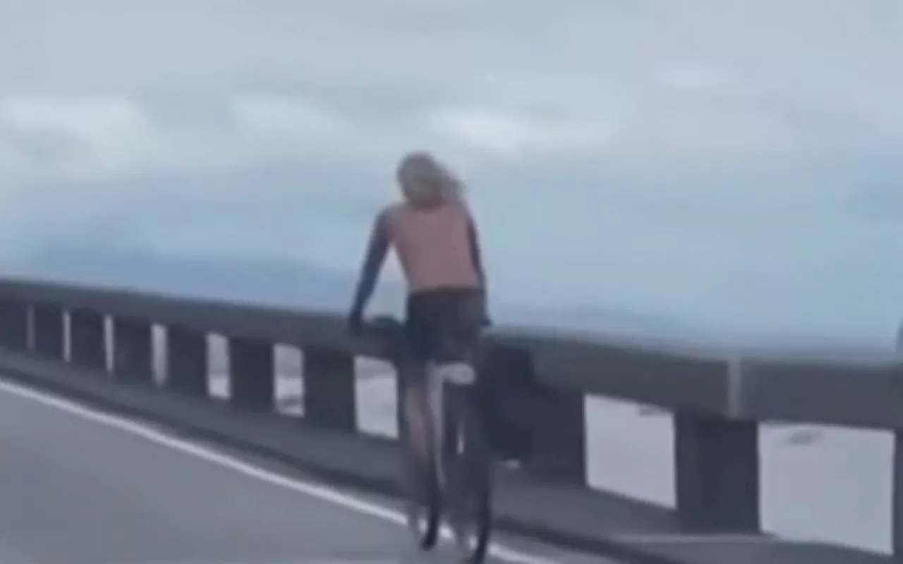 Vídeo: homem é flagrado tentando atravessar a Ponte Rio-Niterói de bicicleta