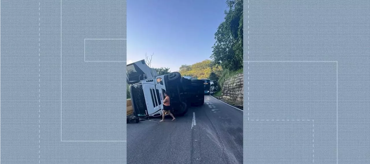 BR-116 é interditada no sentido Rio, na altura da Serra das Araras, após tombamento de carreta