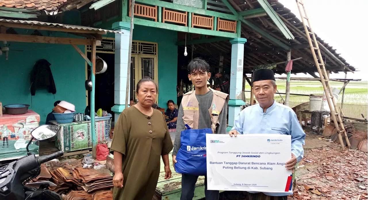 Jamkrindo Bantu Sembako Masyarakat Terdampak Puting Beliung di Subang