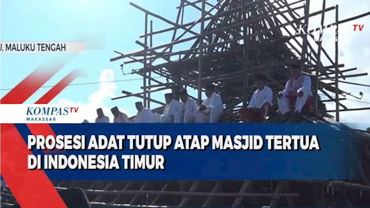 Prosesi Adat Tutup Atap Masjid Tertua Di Indonesia Timur