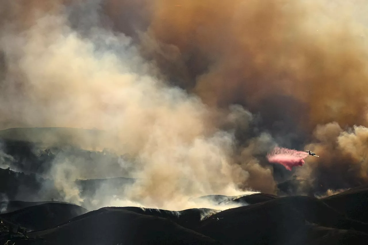 Dans le ciel de Los Angeles, avions-citernes et hélicoptères luttent contre les flammes