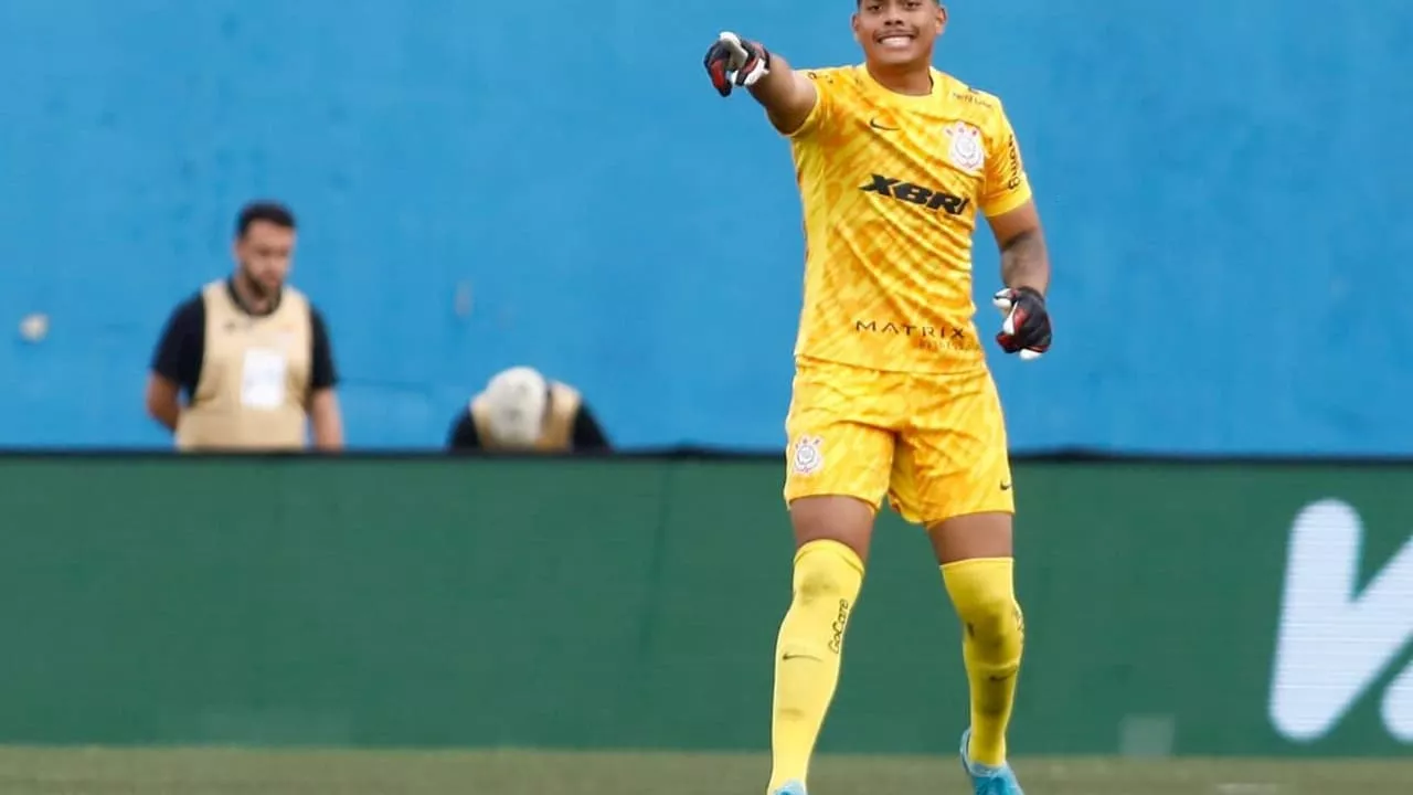 Kauê Camargo, goleiro do Corinthians, celebra vaga na Copinha