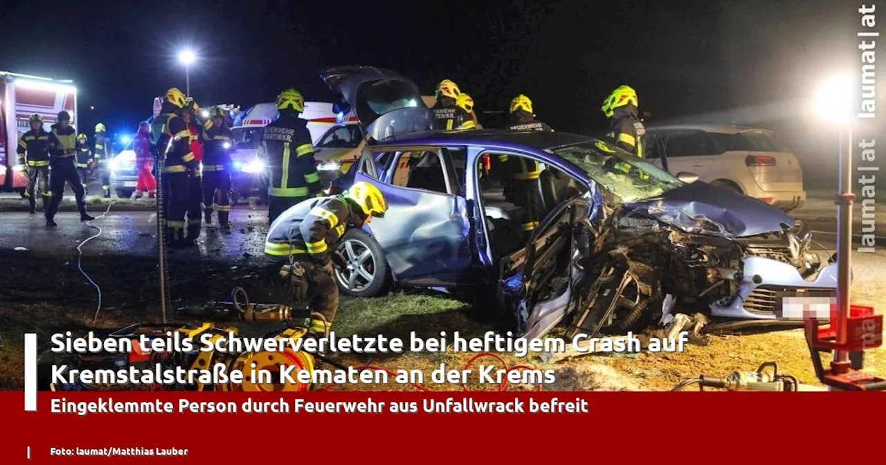 Sieben teils Schwerverletzte bei heftigem Crash auf Kremstalstra�e in Kematen an der Krems