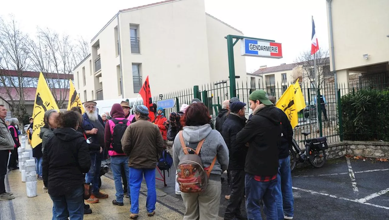 Des militants de la Confédération paysanne viennent symboliquement pointer à la gendarmerie