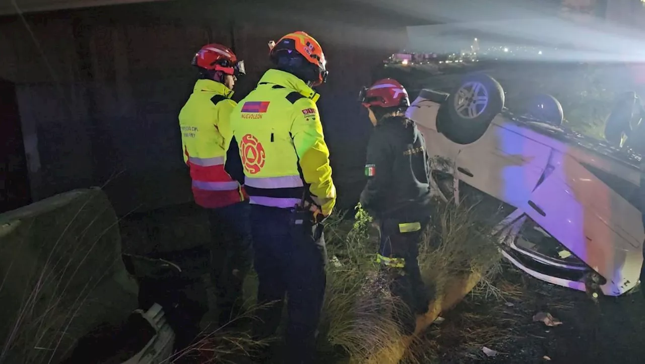 Mujer vuelca en carriles exprés de avenida Constitución en Monterrey; resulta herida