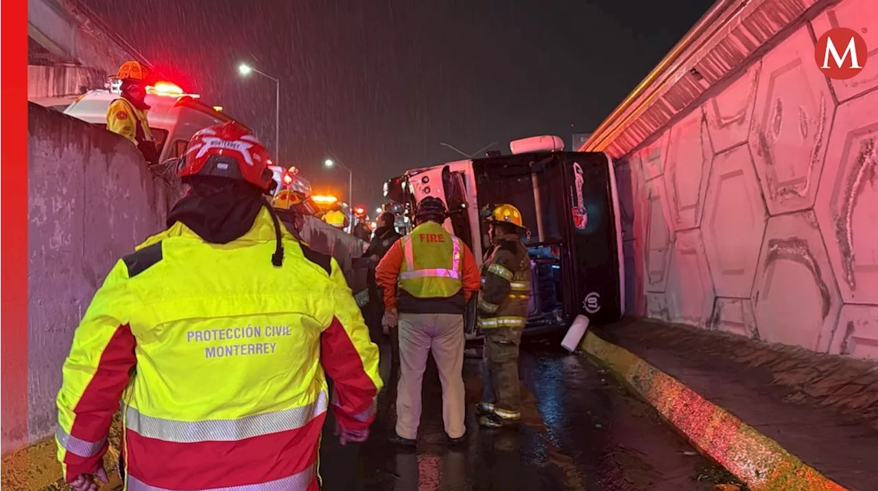 Volcadura de autobús deja 17 heridos en Monterrey