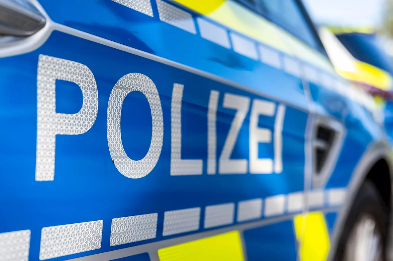 Jugendlicher bedroht Gruppe mit einer Machete