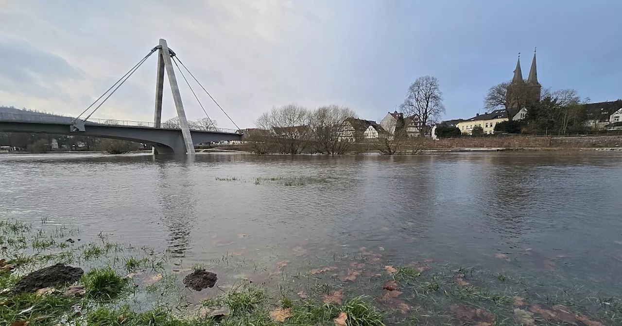 Kreis Höxter: Weser überschreitet erste Hochwasserwarnstufe