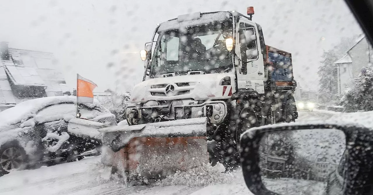 Schnee-Chaos-Bilanz: Winterräumdienst kracht in Glastür eines Bielefelder Supermarkts