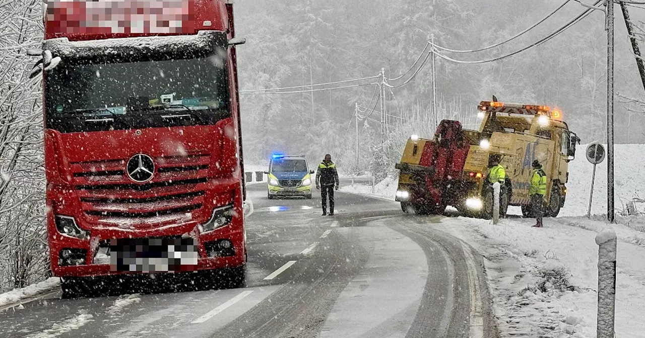 Schneechaos in Bielefeld: Polizei bittet Autofahrer, zu Hause zu bleiben