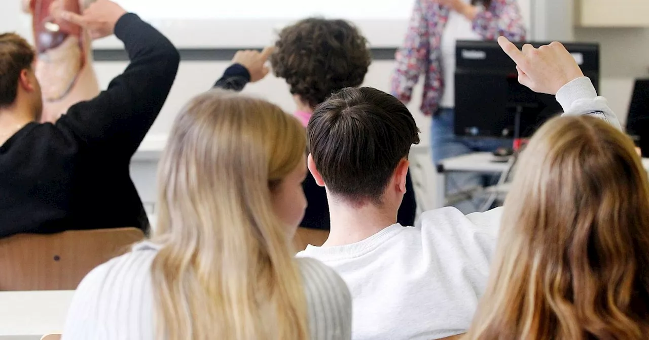 Schulen in NRW: Sollten Eltern mit Kindern künftig im Klassenzimmer sitzen?