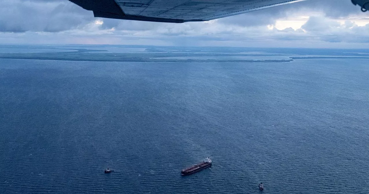 Sturm: Drei Schiffe sichern havarierten Öltanker «Eventin»