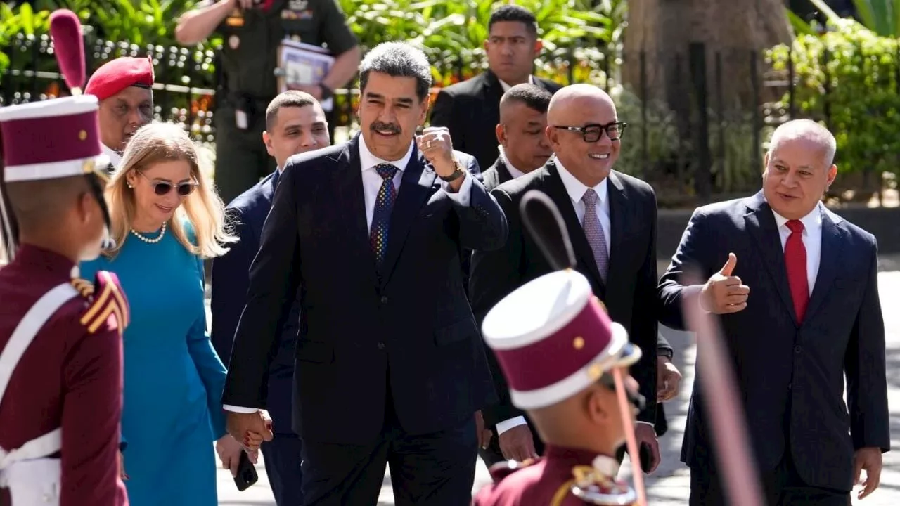 Maduro juramentó como presidente de Venezuela con una promesa de reforma constitucional