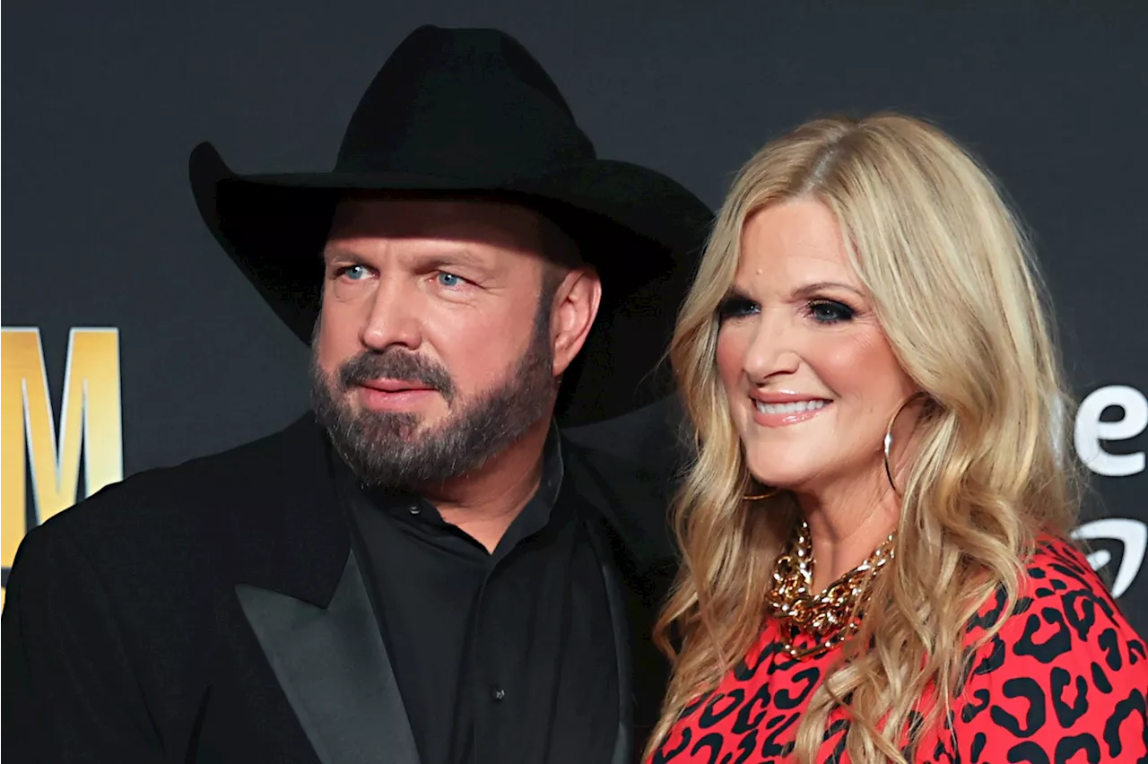 Garth Brooks and Trisha Yearwood Sing 'Imagine' at Carter's Funeral