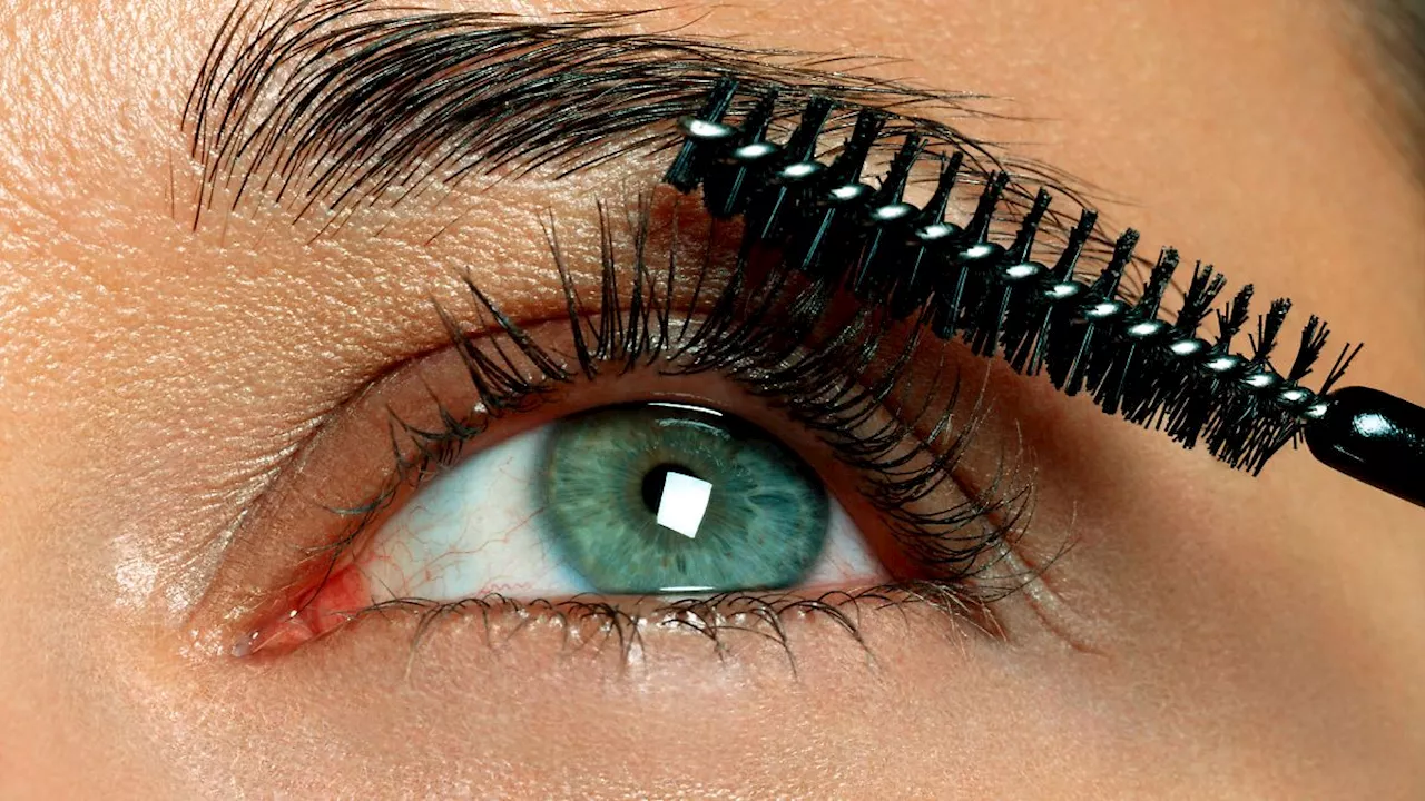 Statt Schwarz: Mascara tragen wir 2025 in dieser Farbe