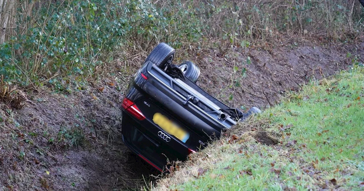 Gladheid in Drenthe: Auto op de kop in sloot, auto te water en vrachtauto gekanteld