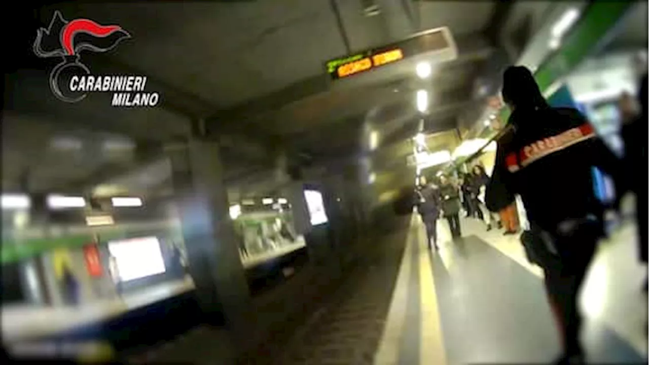 Milano, 14enne minaccia di uccidersi in metro: salvata dai carabinieri. VIDEO