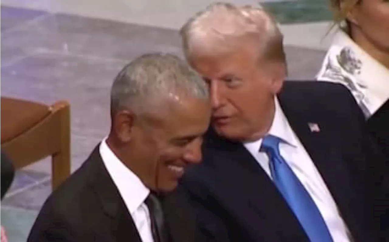 Obama ride parlando con Donald Trump ai funerali di Jimmy Carter: il video virale