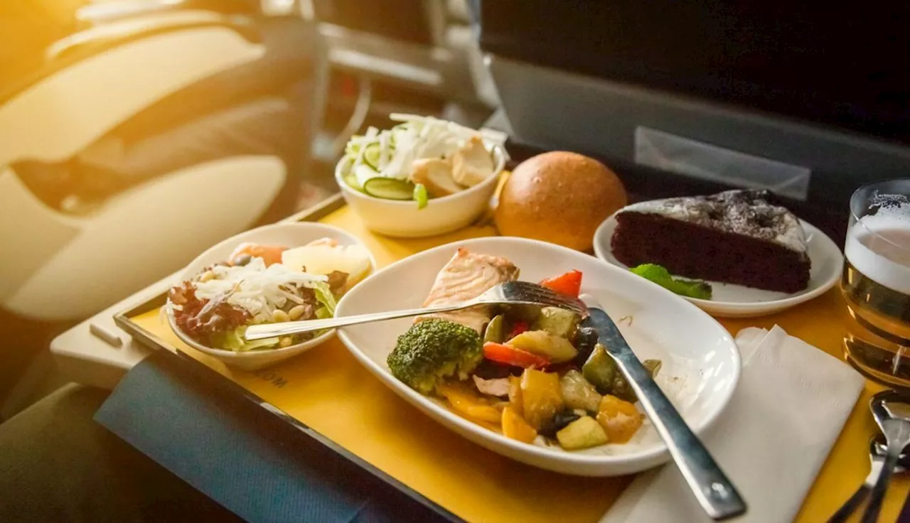 ¿Es verdad que es mejor escoger comida vegetariana en los aviones?