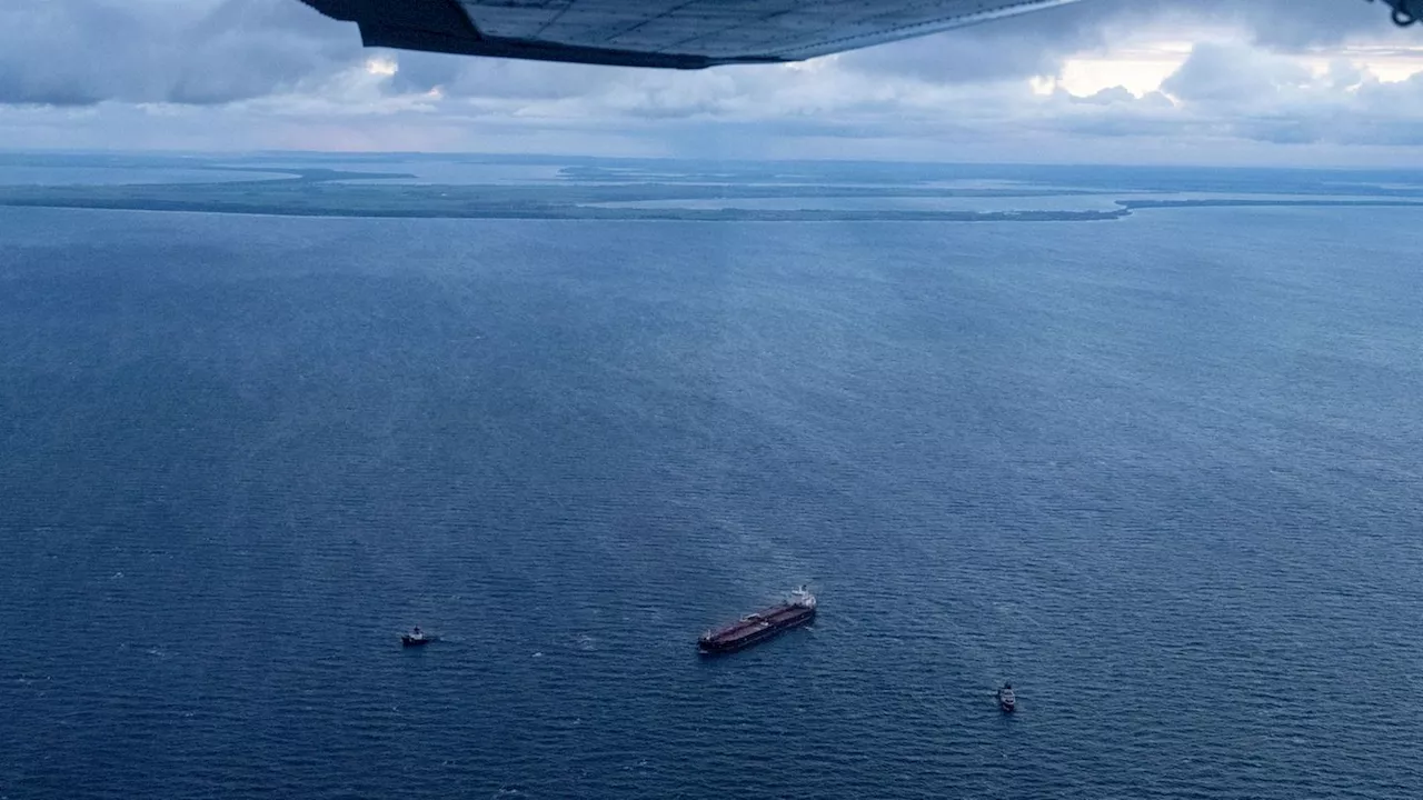 Tanker-Havarie vor Rügen: Sturm erschwert Lage am havarierten Öltanker 'Eventin'