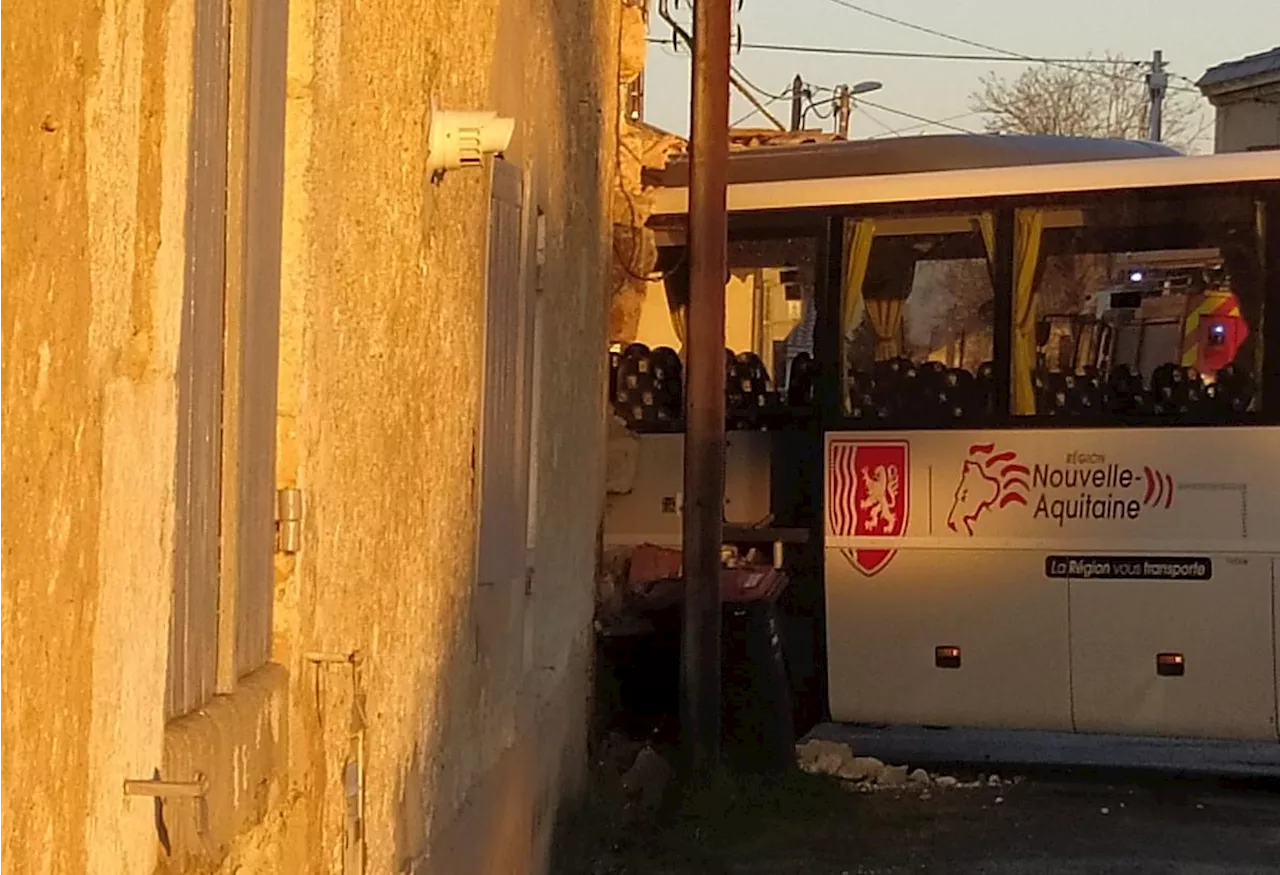 Un car scolaire s’encastre dans le mur d’une maison à Cadillac en Gironde, en 2022