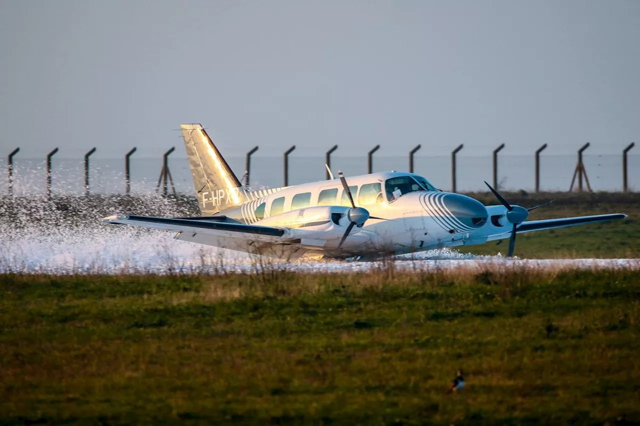 Vidéo. Insolite : un avion réussit à se poser sans train d’atterrissage, à La Rochelle, en 2024