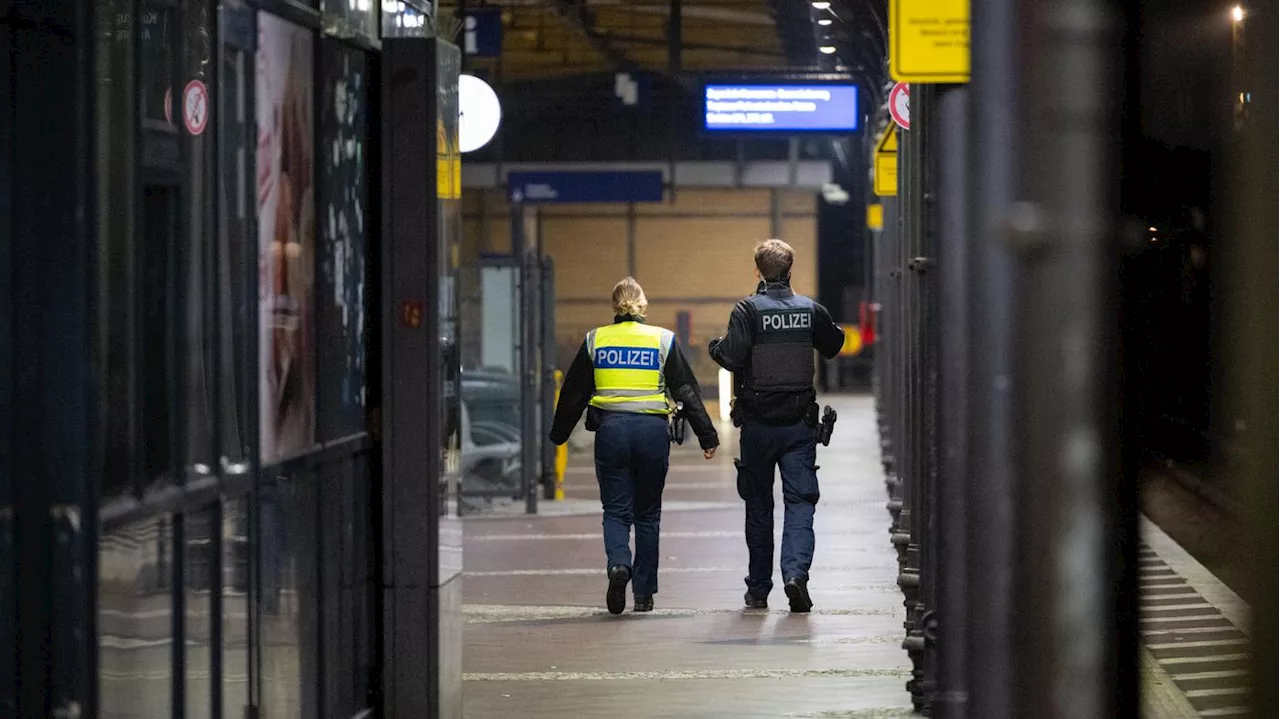 Bahnhofskontrollen in Kreuzberg und Neukölln: Messer, Munition und Elektroschocker gefunden