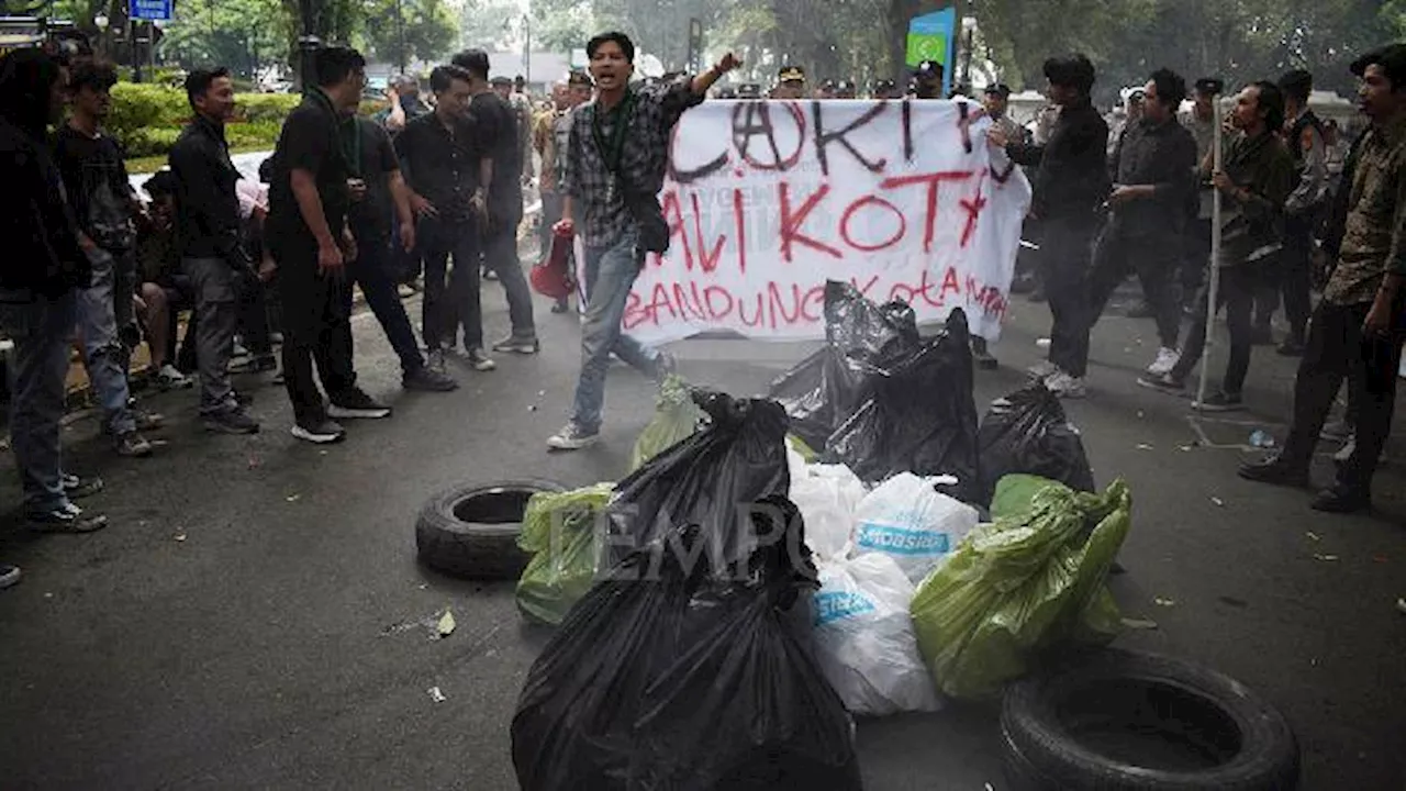 Aksi Buang Sampah di Depan Gedung Pemerintah Kota Bandung