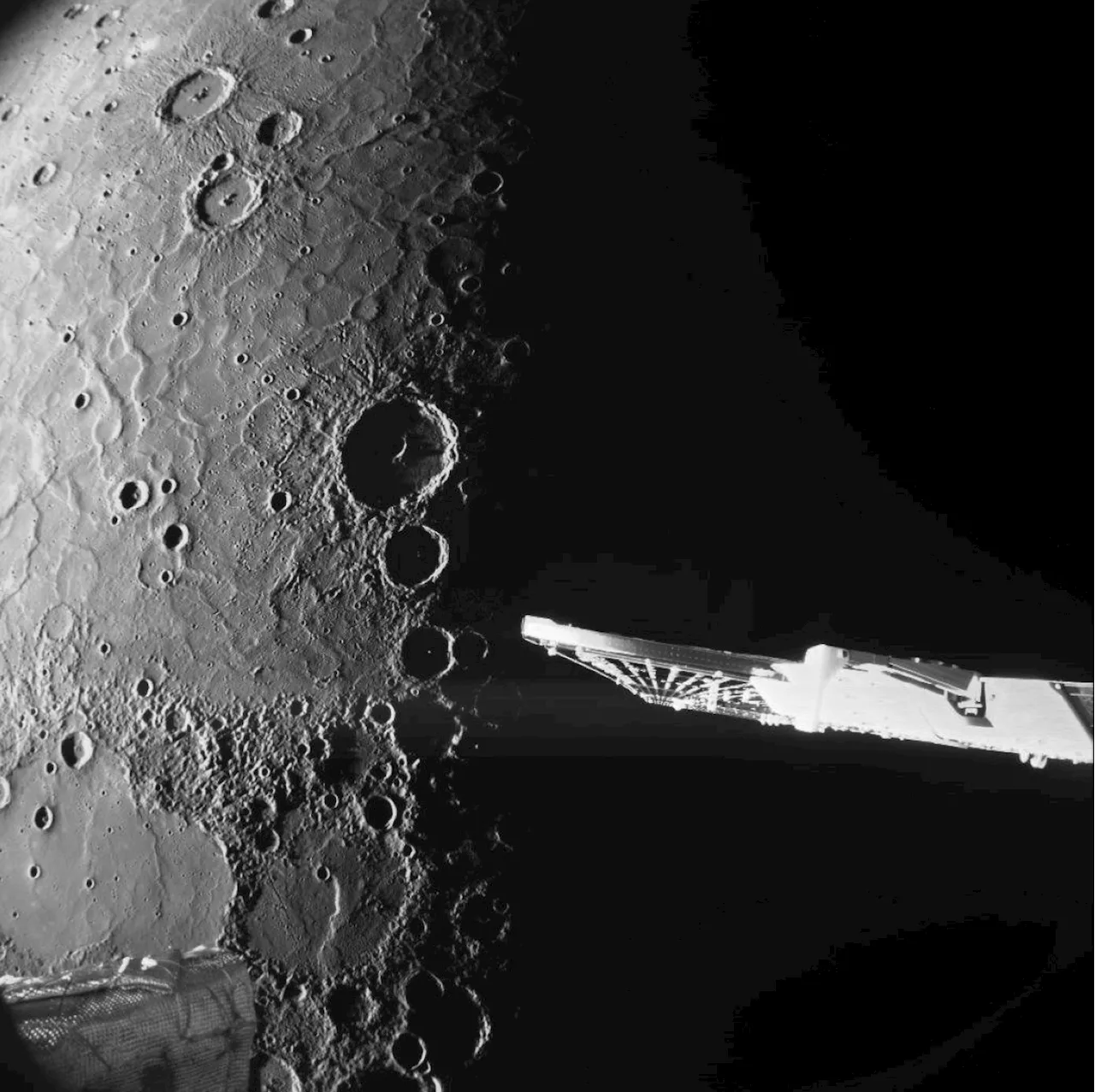 Spacecraft buzzes Mercury's north pole and beams back stunning photos