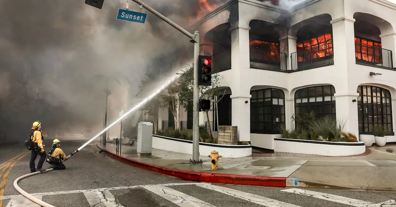 Los bomberos no dan abasto con los devastadores incendios que asolan Los Ángeles