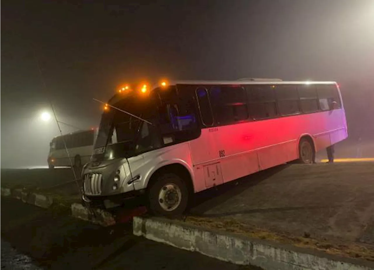 Saltillo: derrapa transporte de personal y cae a canal pluvial; tres trabajadores atendidos