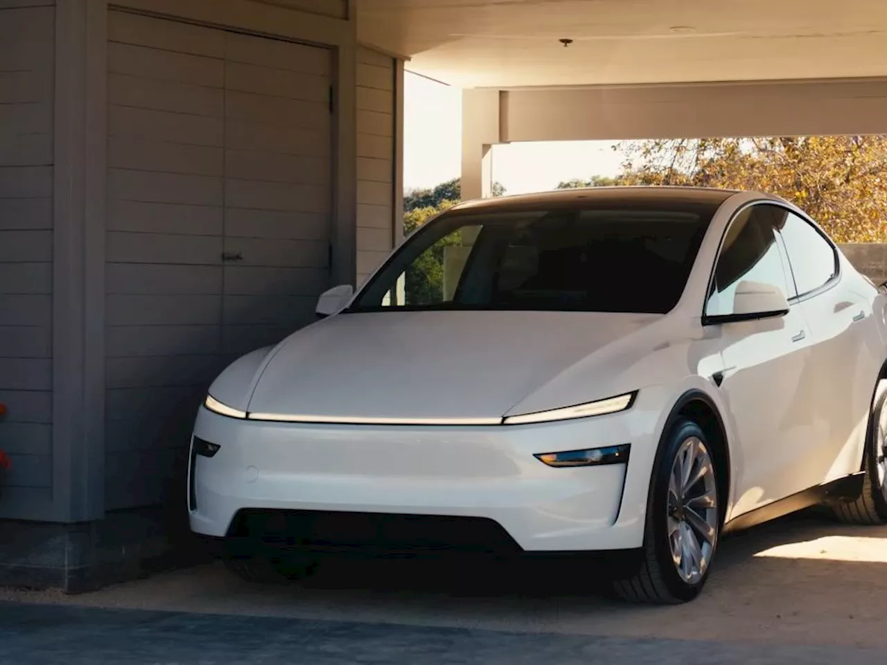 Tesla enthüllt erstes Bild des neuen Model Y 2025