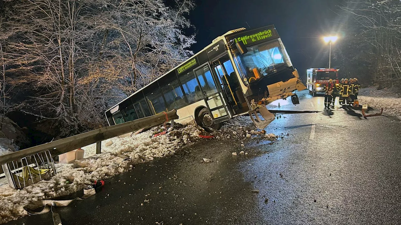 Busunfall bei Lennestadt - Landstraße gesperrt