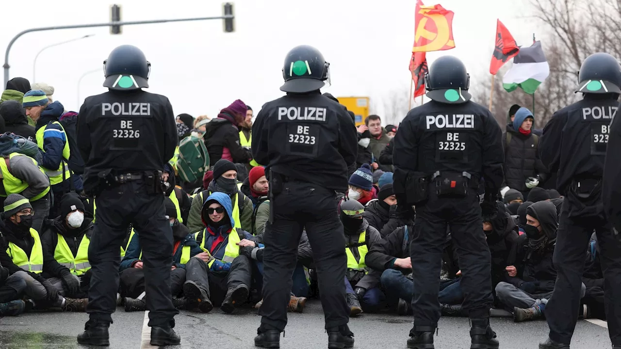 Far-Right AfD Convention Protested as Germany's Election Campaign Begins