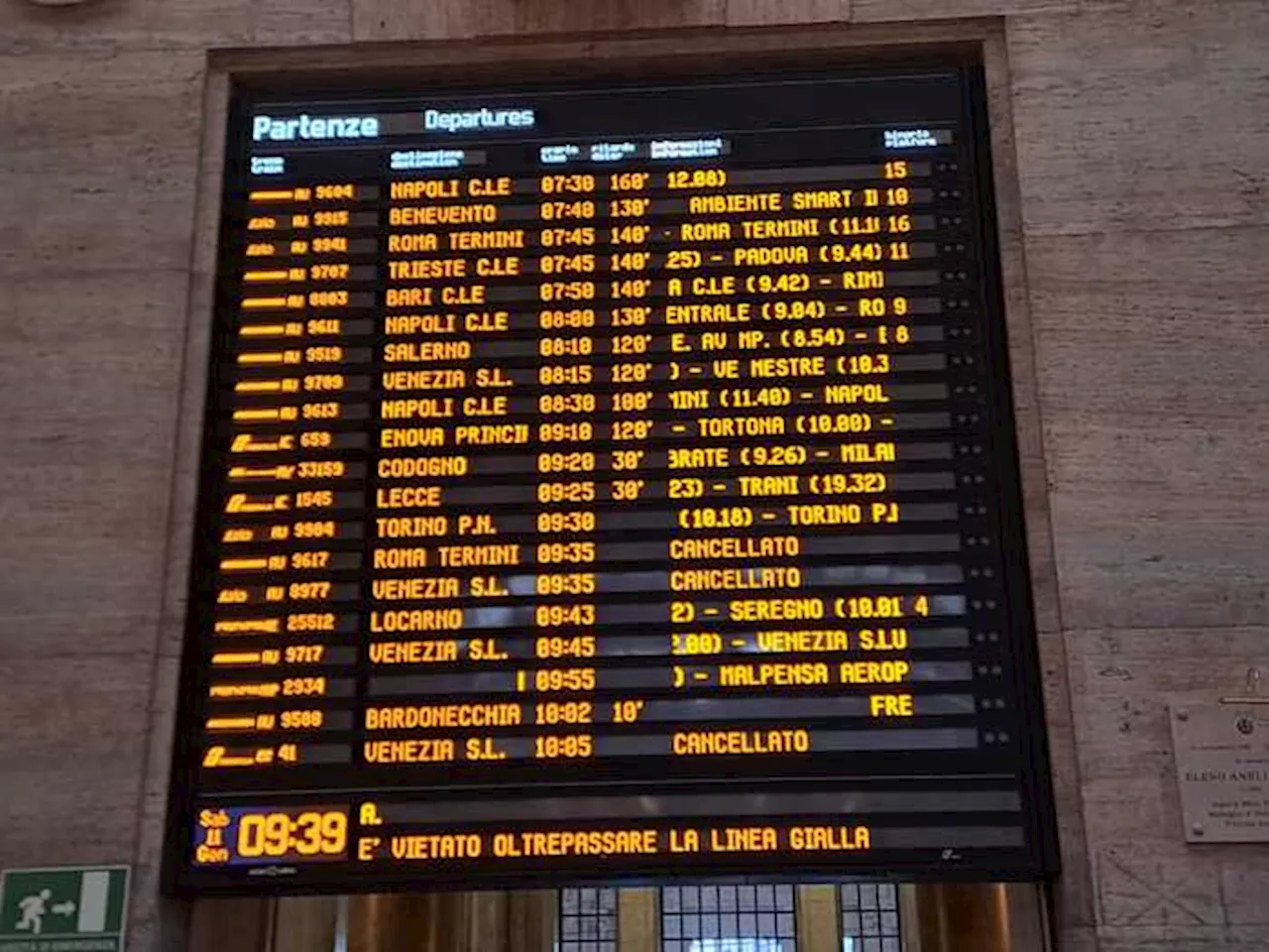 A Milano Centrale ritardi fino a 160 minuti ore. Trenitalia: 'Evitare gli spostamenti'. Circolazione ferroviaria sospesa