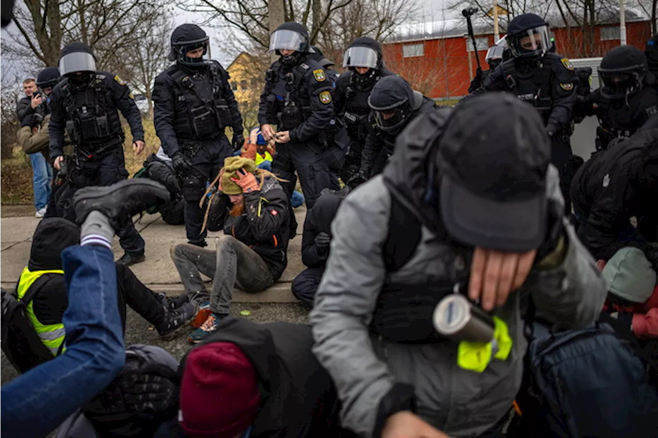 Proteste contro Afd: Congresso in ritardo a causa di dissidenti