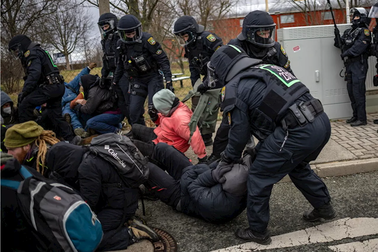 Proteste prima della conferenza del partito AFD a Riesa